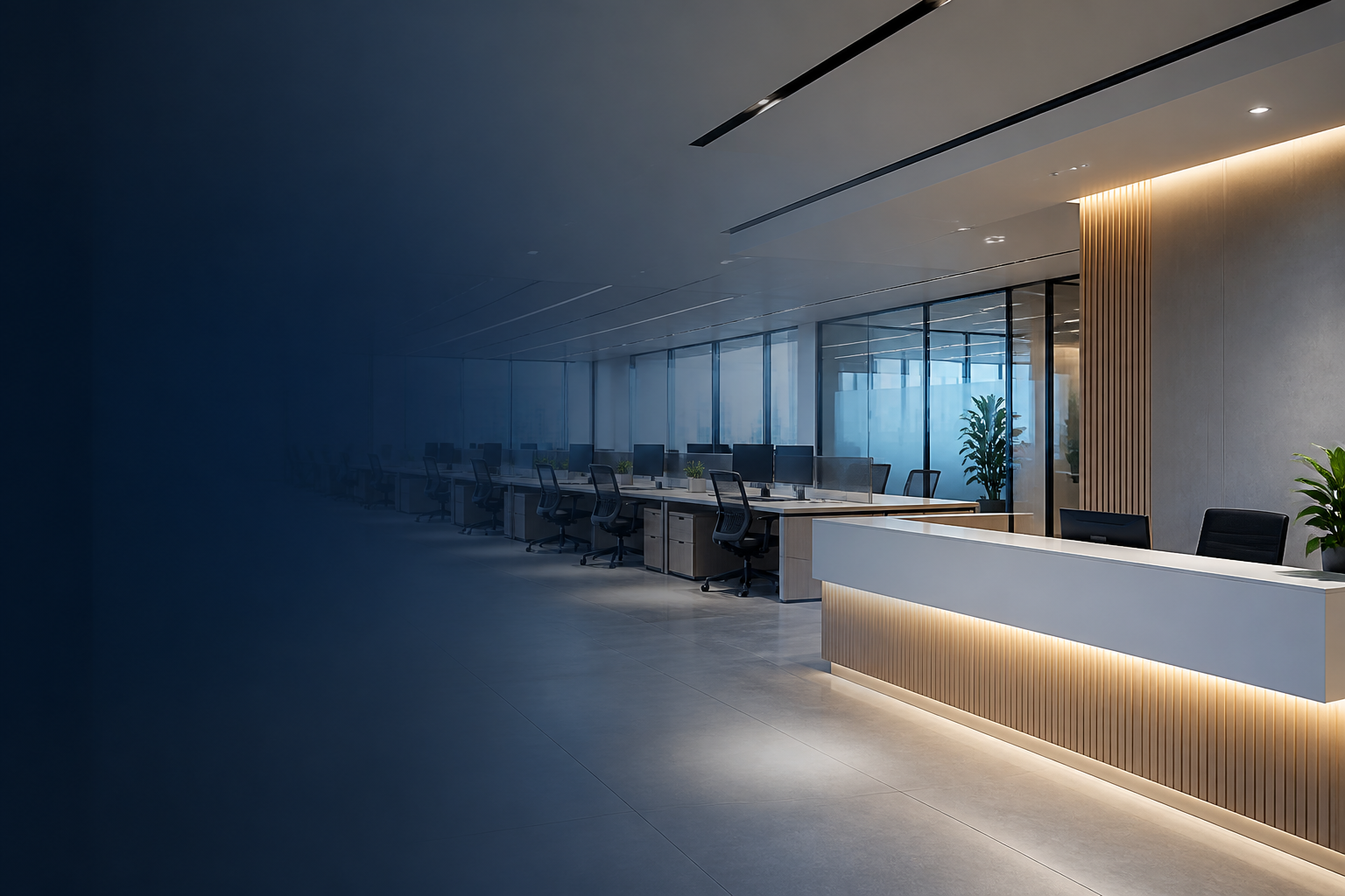 Ambiente corporativo planejado, com recepção, estações de trabalho e mobiliário sob medida